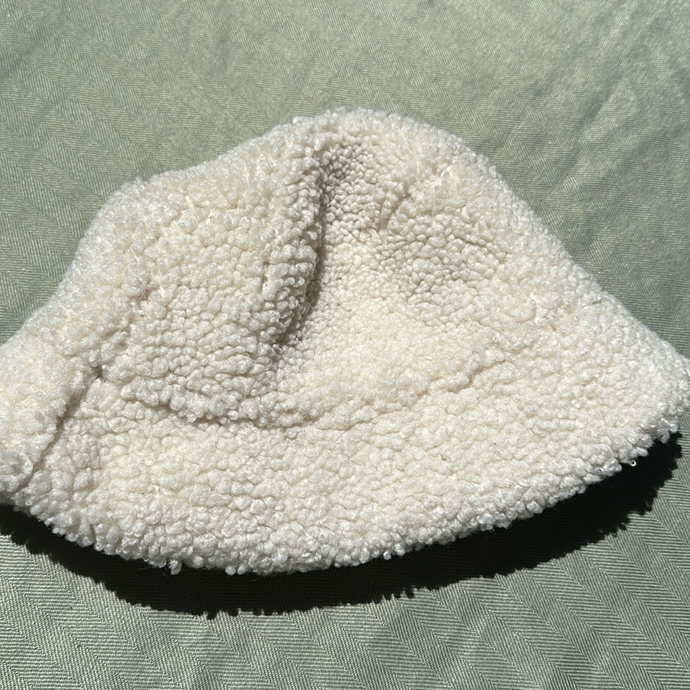 Off white fluffy winter bucket hat
